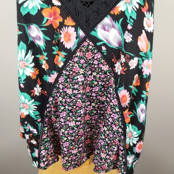 NWT Umgee flowy floral lace cutout sleeveless top - Picture 9 of 13